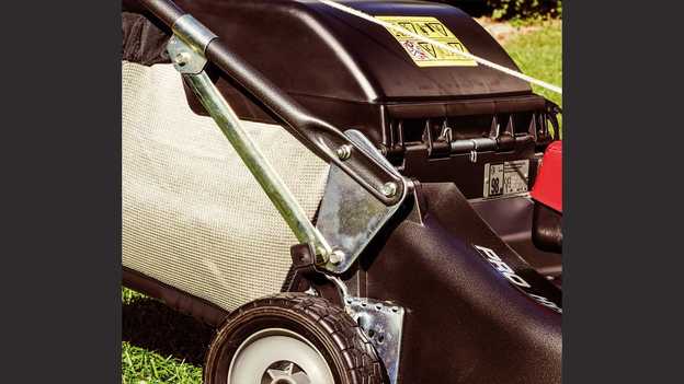 Gros plan du grand bac de ramassage de la tondeuse à gazon Honda HRD.