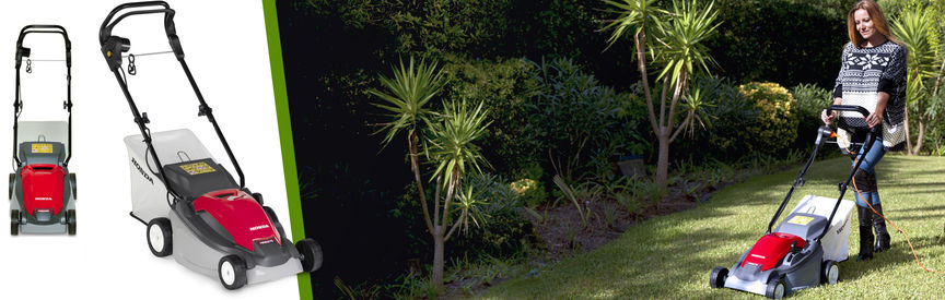 Gauche : 2 tondeuses à gazon Honda Droite : tondeuse à gazon de trois-quarts face, tournée vers la gauche, utilisée par une démonstratrice, dans un jardin.