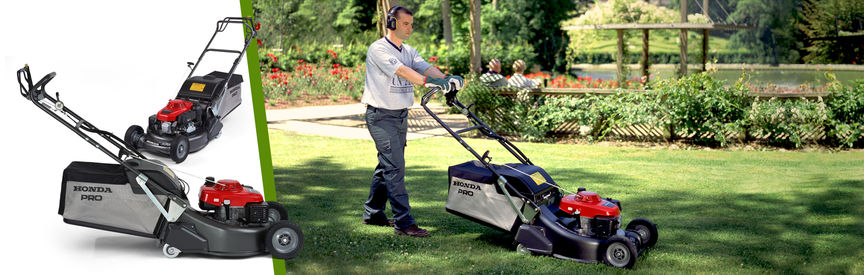 Gauche : 2 tondeuses à gazon Honda Droite : vue latérale, tournée vers la gauche, utilisée par un démonstrateur, dans un jardin.