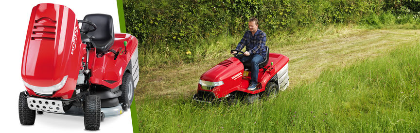 Gauche : tondeuse autoportée Honda, de trois quarts face, tournée vers la gauche. Droite : tondeuse autoportée, utilisée par un démonstrateur, dans un jardin.