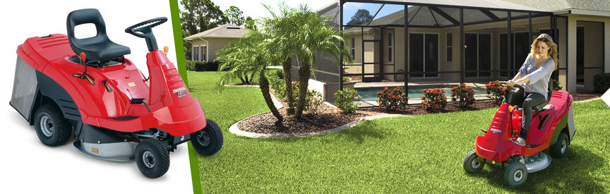 Gauche&nbsp;: tondeuse autoport&eacute;e Honda, de trois quarts face, tourn&eacute;e vers la droite. Droite&nbsp;:&nbsp;tondeuse autoport&eacute;e, utilis&eacute;e par un d&eacute;monstrateur, dans un jardin.