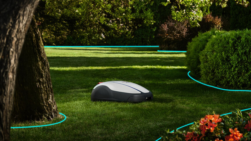 Personne tenant un téléphone, regardant une application