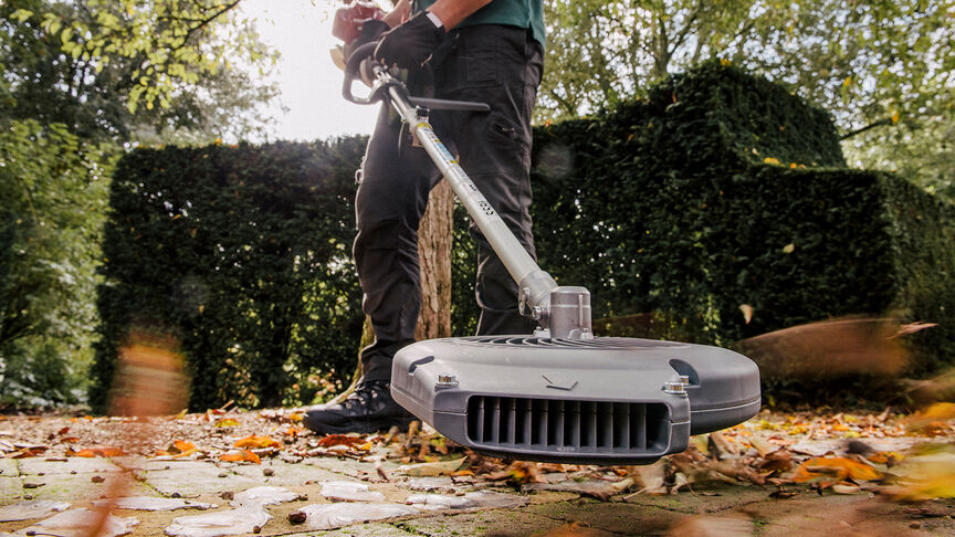 Homme utilisant Versatool avec un casque antibruit