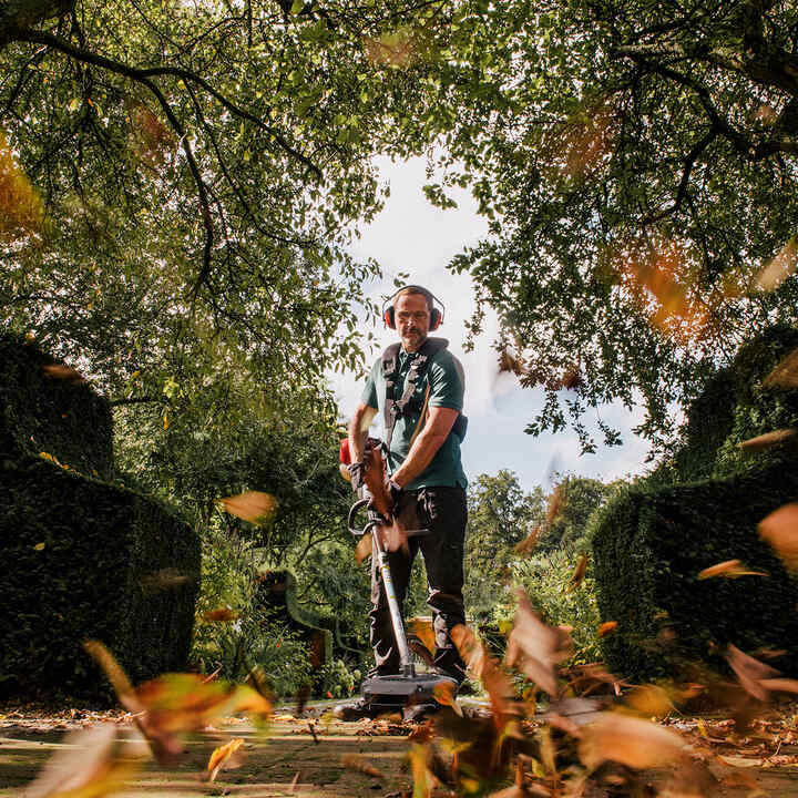 Homme utilisant Versatool pour nettoyer les feuilles