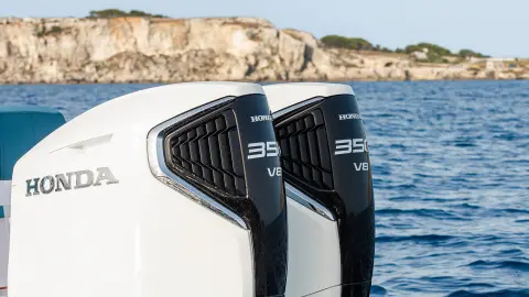 Gros plan sur le BF350 d’un bateau en mer.