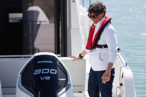 Gros plan sur le BF350 d’un bateau en mer.