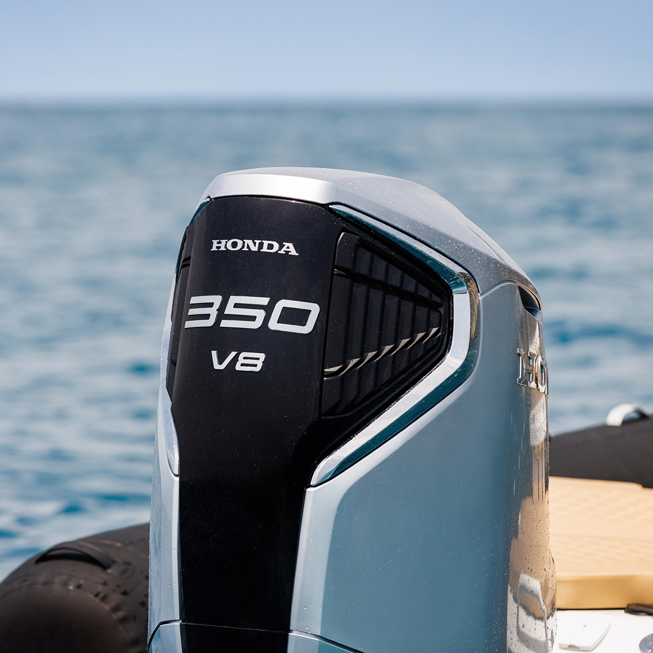 Gros plan sur le BF350 d’un bateau en mer.