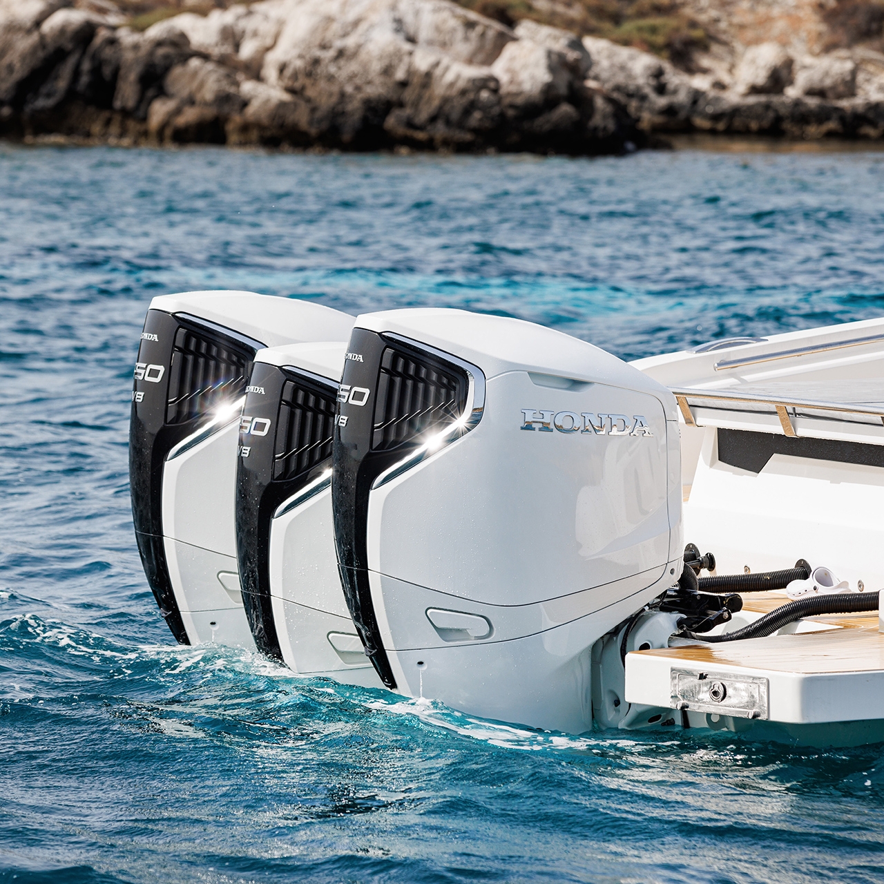 Gros plan sur le BF350 d’un bateau en mer.