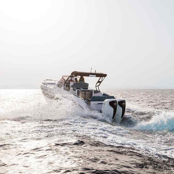 Deux modèles de bateau manœuvrés en mer avec moteur Honda BF350 v8.
