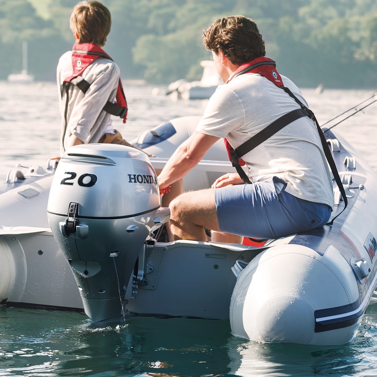 Deux hommes sur un Honwave, équipé d’un moteur BF20 à proximité d’un lac.