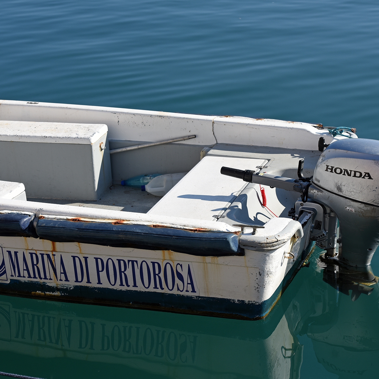 Moteur Honda BF15 sur un bateau dans l'eau.
