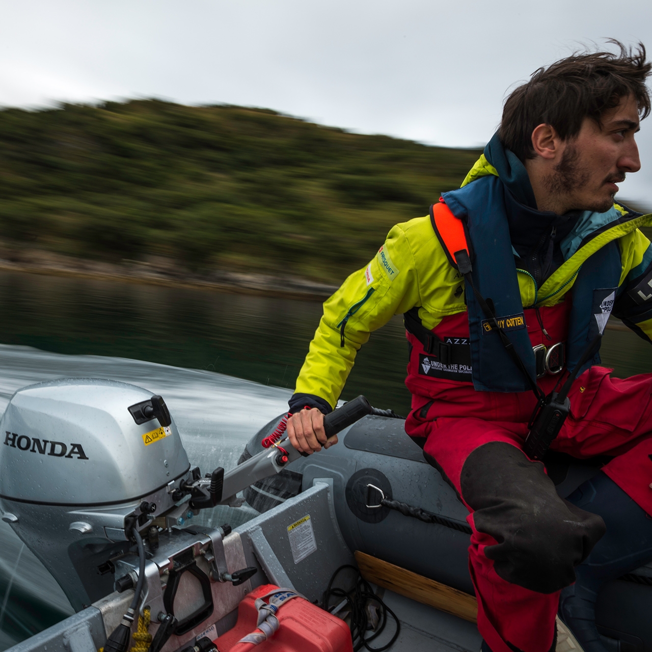 Homme sur un bateau Honwave avec un moteur Honda BF.