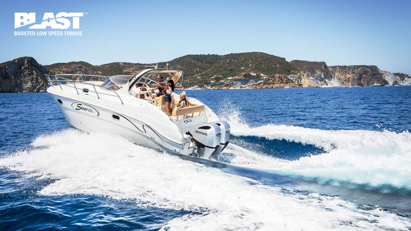 Vue de trois quarts arrière d'un bateau avec moteur Honda Marine et logo BLAST.