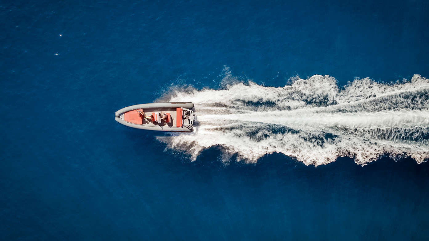Vue aérienne d'un bateau pneumatique avec un moteur Honda Marine.