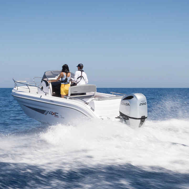 Bateau en mer équipé d'un moteur Honda V6.