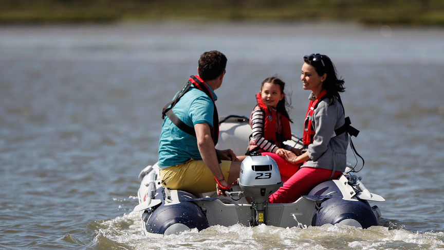 Famille utilisant le moteur Honda BF2.3 sur un lac.