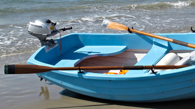 Bateau équipé d'un moteur BF2.3, sur le littoral.