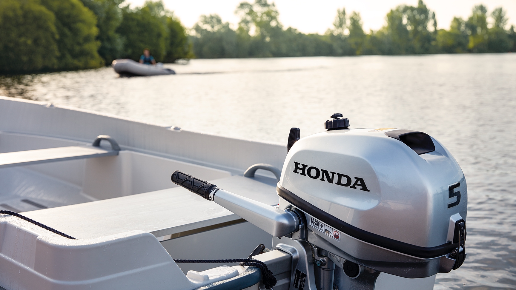Moteur Honda BF5 en cours de transport.
