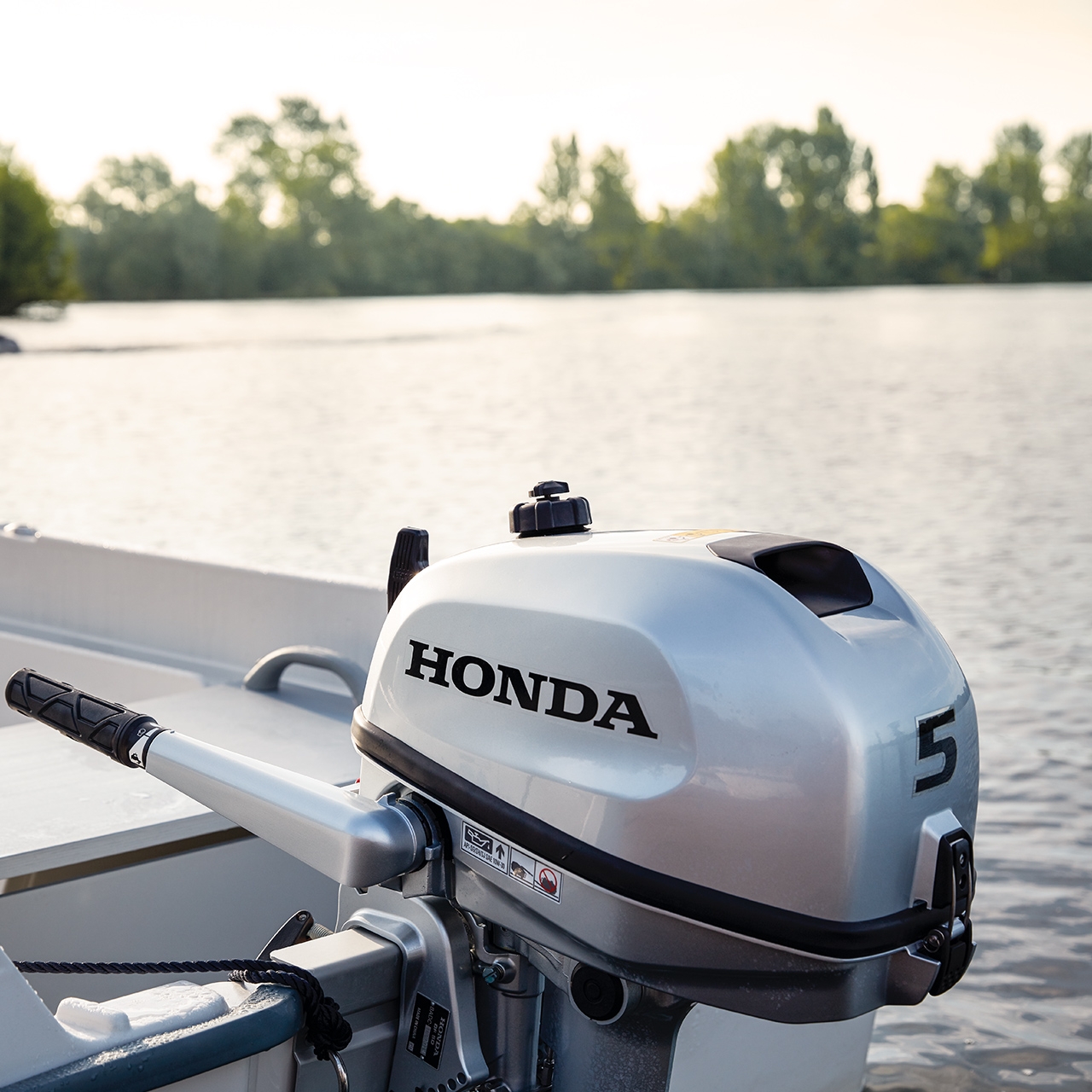 Moteur Honda BF5 en cours de transport.
