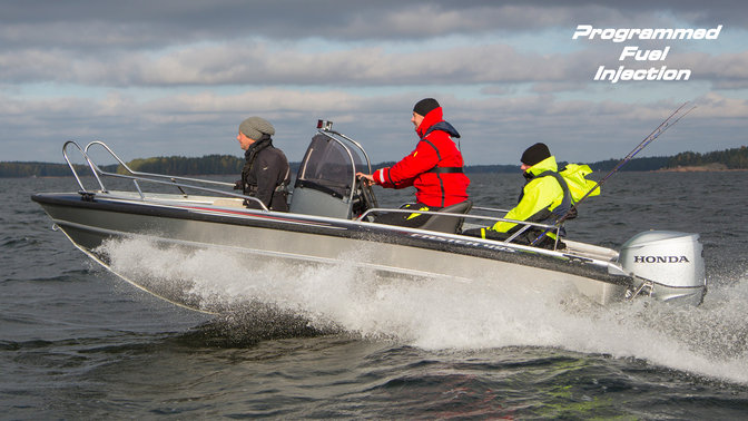 Bateau équipé d'un moteur Honda, utilisé par des démonstrateurs, sur le littoral.