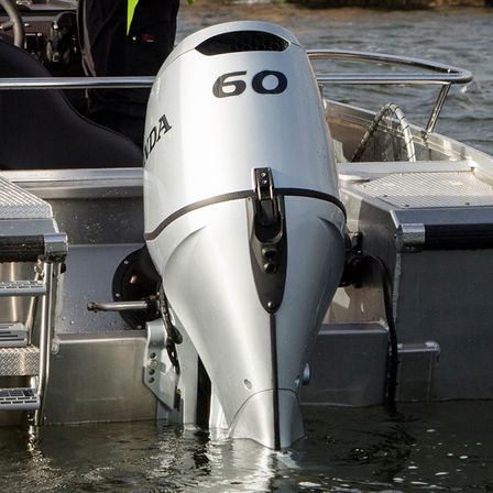 Gros plan du moteur BF60, sur le littoral.