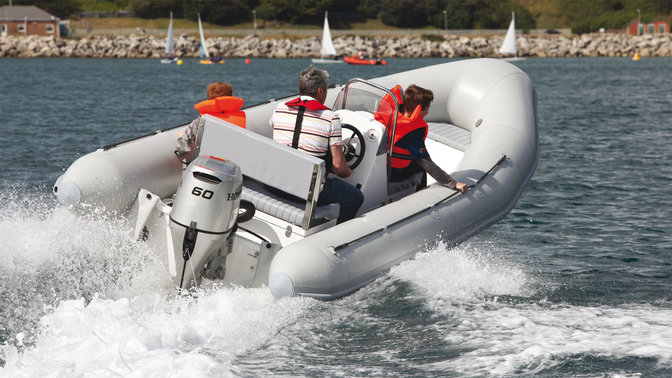 Bateau équipé d'un moteur Honda, utilisé par des démonstrateurs, sur le littoral.