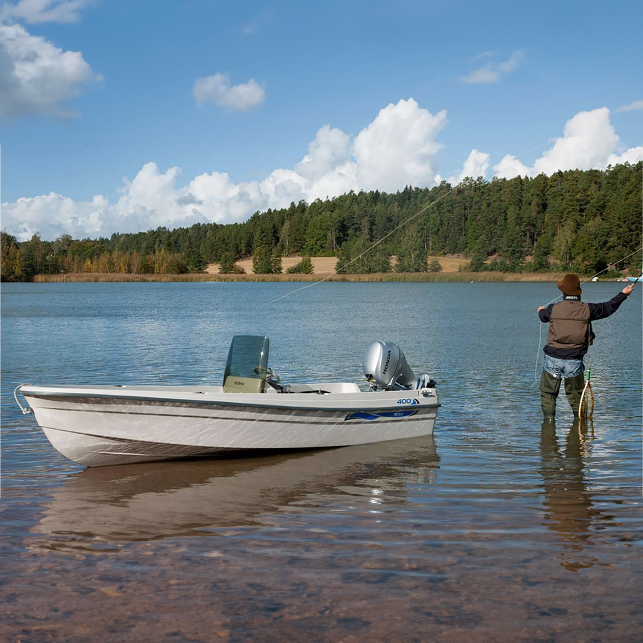 Mannequin pêchant sur un lac avec un bateau à proximité mettant en valeur le moteur BF8-10.