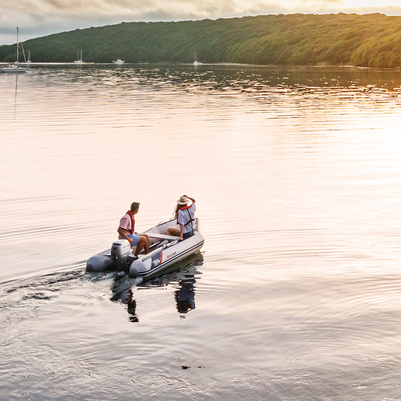 Couple sur un bateau sur le lac avec un moteur Honda BF8-10.