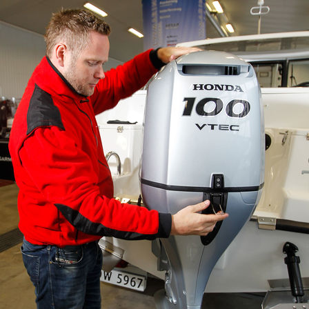 Gros plan du moteur BF100, utilis&eacute; par un d&eacute;monstrateur.