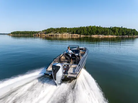 Modèles à l’arrière du bateau en mer avec moteur BF350.