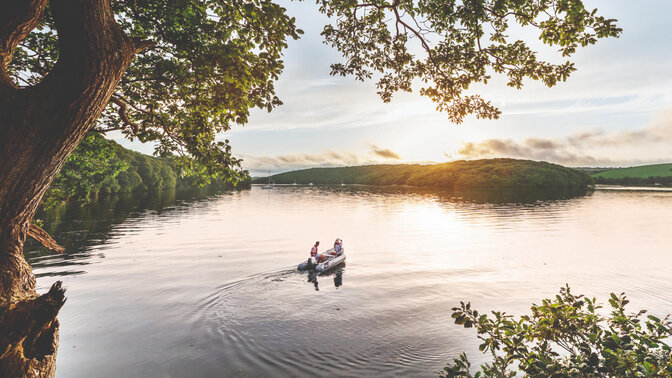 Homme sur un speed boat dans un lac