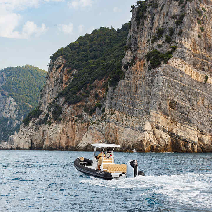 Speed boat en mer près d'une falaise