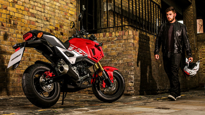 Honda MSX125 dans un environnement urbain.