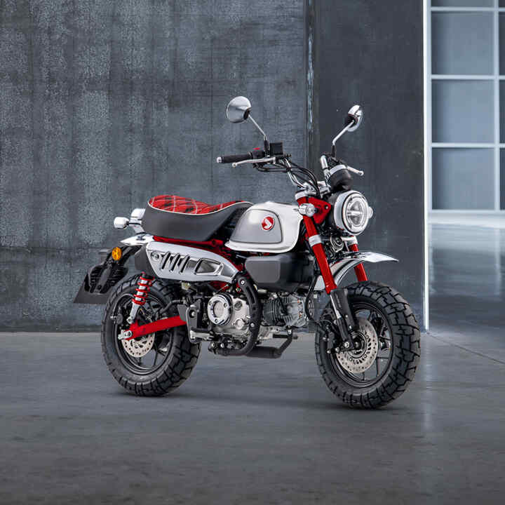 Honda Monkey avec siège à carreaux