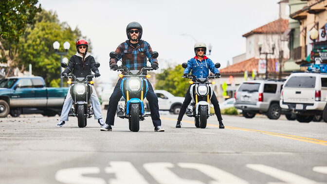 Groupe de pilotes MSX125 Grom en ville