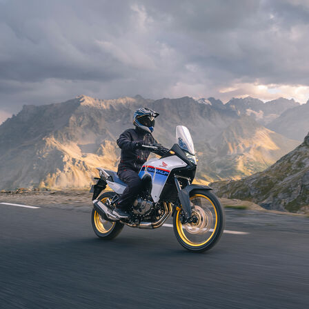 Honda XL750 Transalp dynamique sur route