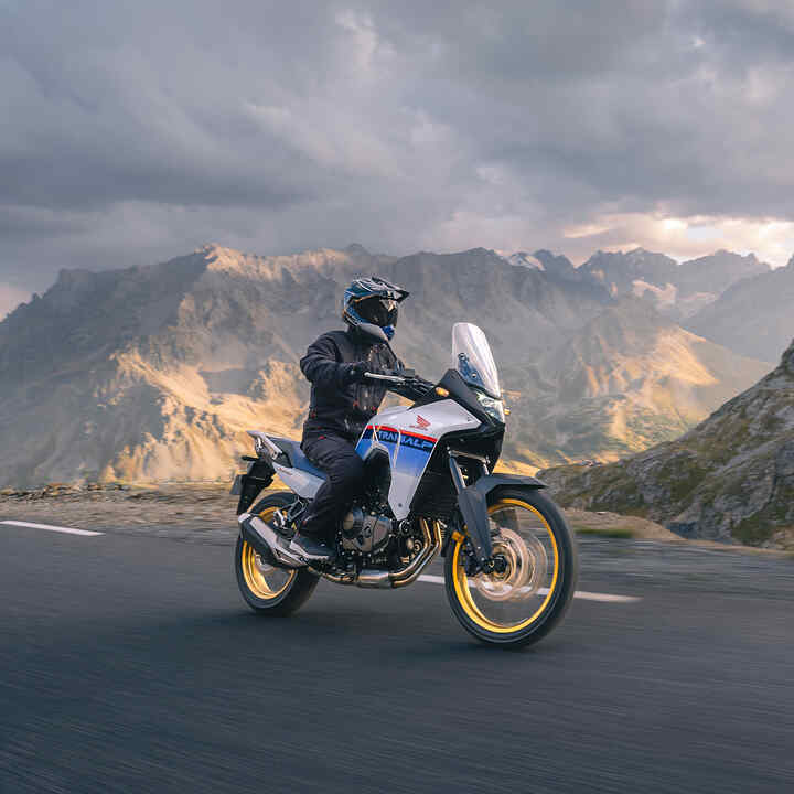Honda XL750 Transalp dynamique sur route