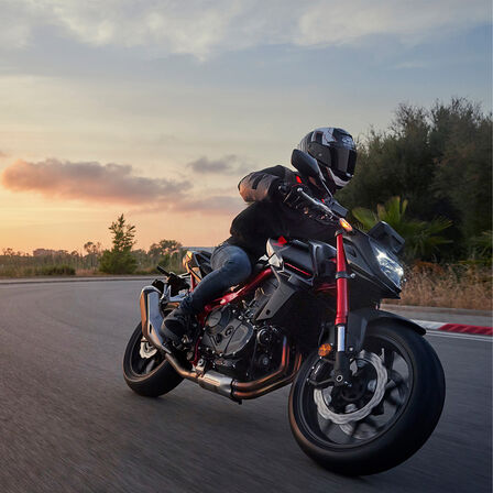 Honda CB750 Hornet dynamique sur route