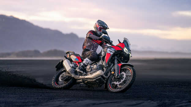 Vue de trois-quarts avant de la Honda Africa twin traversant le désert 