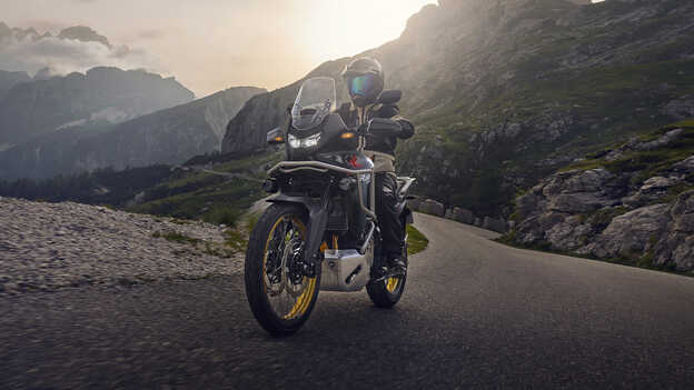 Cliché de la Dax 125 à l'arrêt, vue arrière trois quarts, en bord de mer.