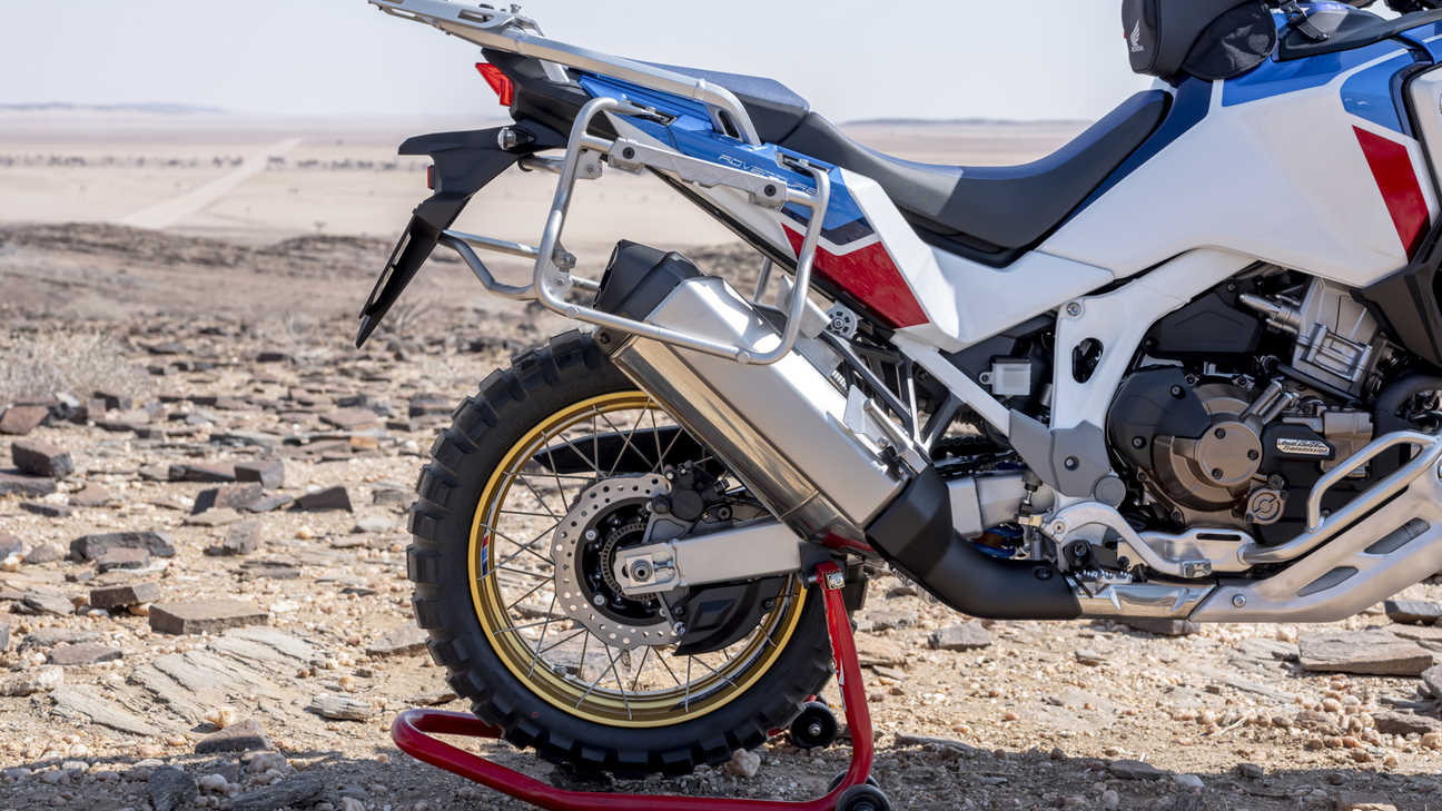 Gros plan de la roue arrière du trail Honda Africa Twin Adventure Sports
