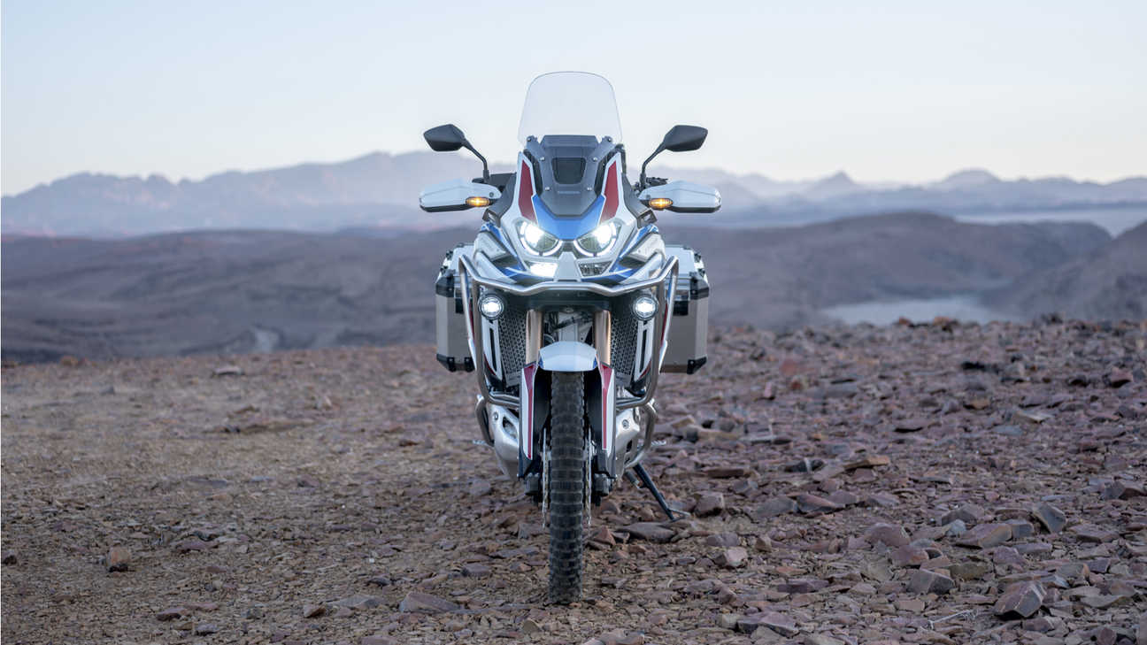 Vue avant du trail Honda Africa Twin Adventure Sports, phares allumés