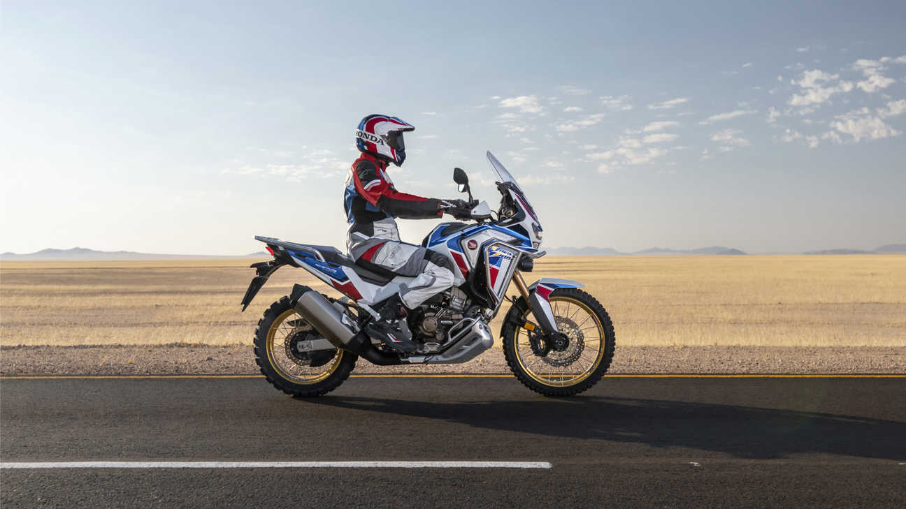 Trail Honda Africa Twin Adventure Sports, piloté sur une route dans un paysage désertique