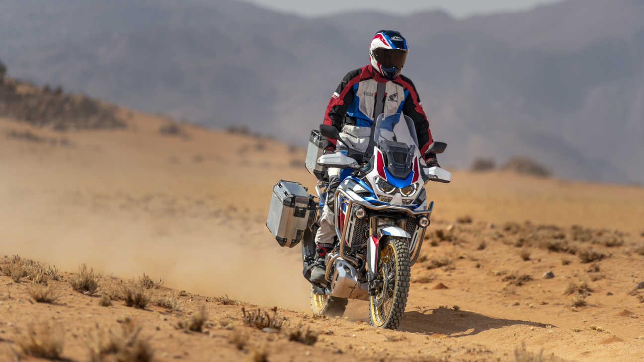 Gros plan sur le guidon du trail Honda Africa Twin Adventure Sports