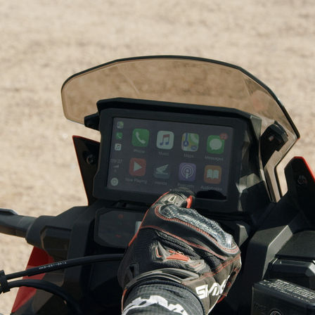 Gros plan sur l'écran TFT du trail Honda Africa Twin Adventure Sports