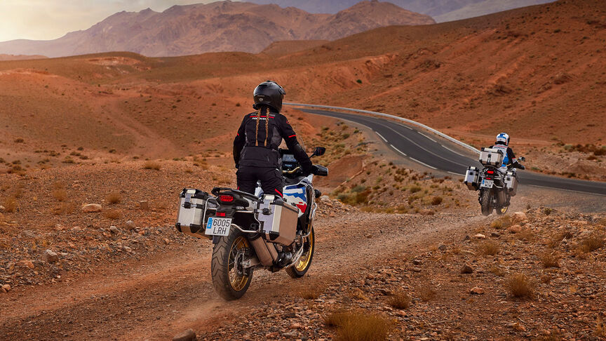 Honda CRF1100 Africa Twin Adventure Sports vue de face de 3/4 en montagne.