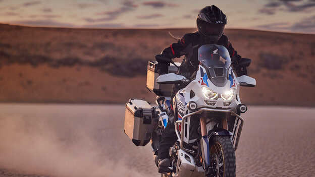 Motard sur Honda CRF1100 Africa Twin Adventure Sports dans le désert.