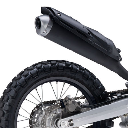 Gros plan sur le tuyau d’échappement de la CRF250L
