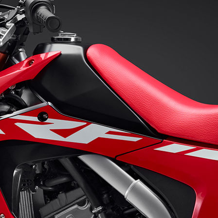 Gros plan sur le réservoir de la CRF250L