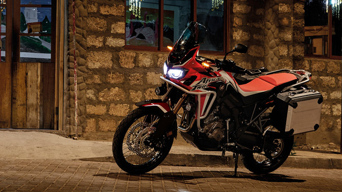Honda Africa Twin, garée devant un restaurant.